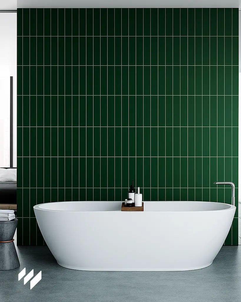 Panel SPC imitación azulejo vertical verde instalado en una pared de baño moderno con bañera exenta blanca.
