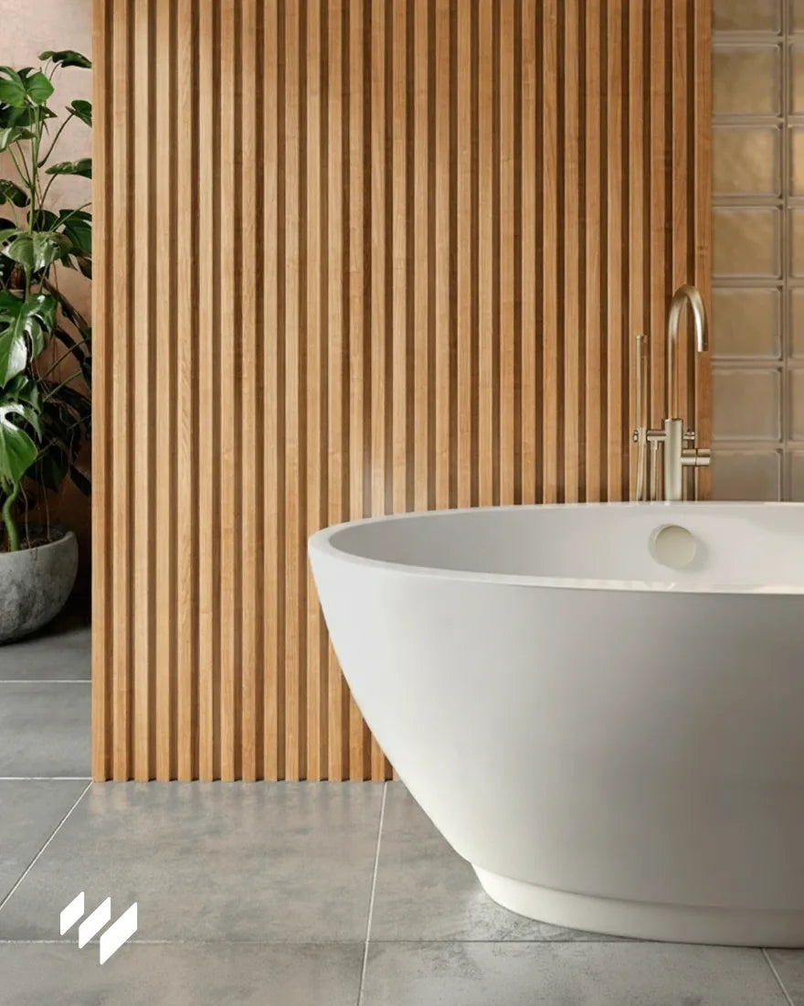 Revestimiento de pared con listones WPC Roble Miel detrás de una bañera moderna en un baño de estilo mediterráneo en Valencia.
