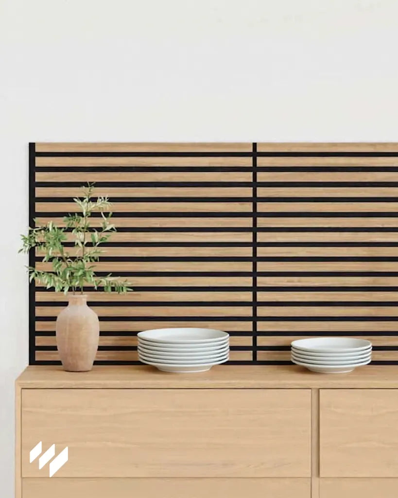 Zona de vajilla con panel acústico autoadhesivo de listones horizontales en Roble Natural instalado sobre un aparador de madera clara.