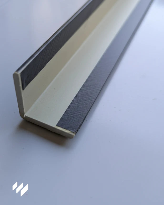 Parte interior del perfil en ángulo L WPC Linnea gris carbón espiga para paneles de listones – Revestimientos Pared