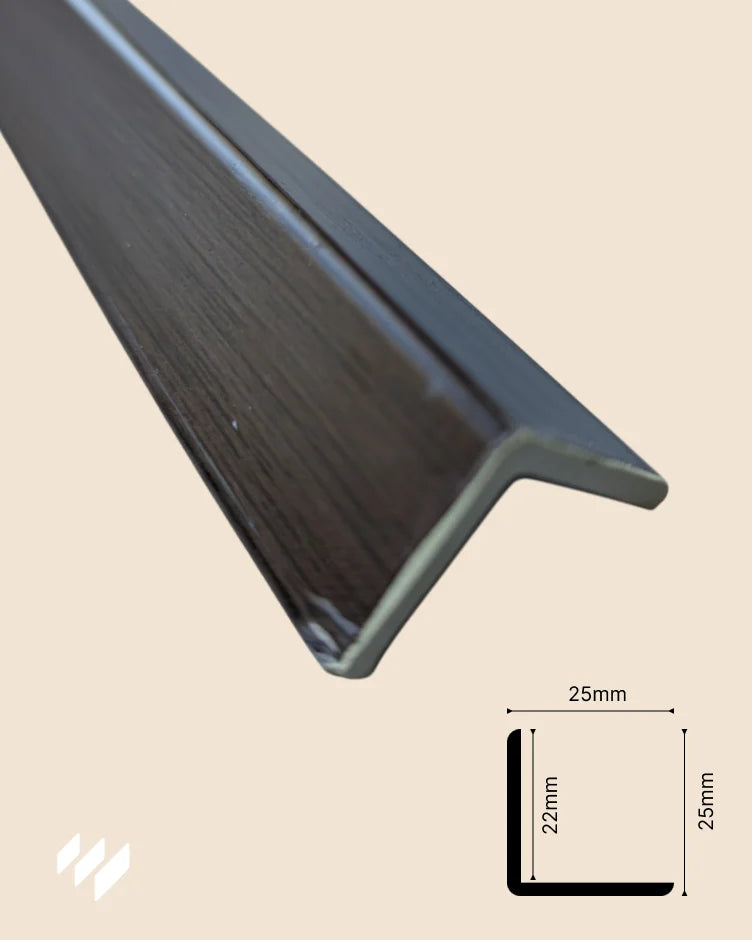 Perfil de ángulo (L) WPC Linnea Nogal Oscuro con dimensiones 300 cm × 2,5 cm × 2,2 cm – detalle técnico del acabado de Revestimientos Pared.