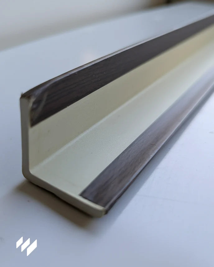 Parte interior del perfil de ángulo (L) WPC Linnea Nogal Oscuro – pieza de unión o protección para paneles de Revestimientos Pared.