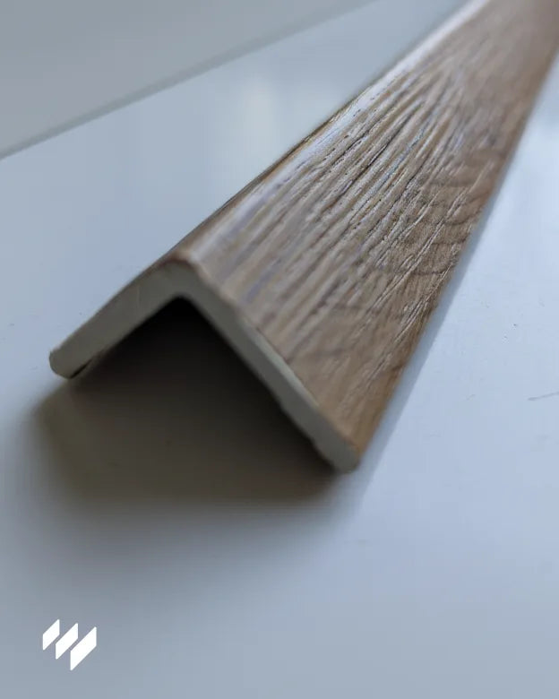 Perfil de ángulo L WPC Linnea Roble Miel para revestimientos de pared, detalle frontal – Revestimientos Pared