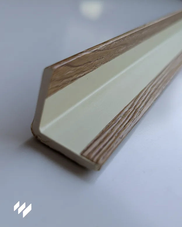 Perfil de ángulo L WPC Linnea Roble Miel para paneles de listones, vista trasera – Revestimientos Pared