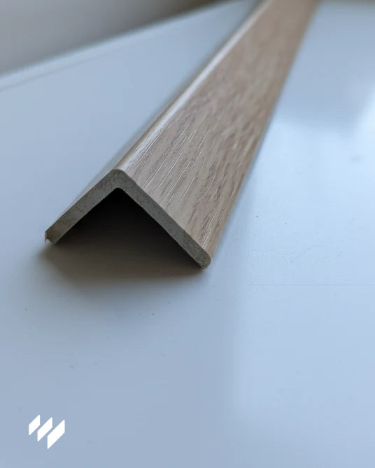 Detalle del Perfil de Ángulo (L) WPC Linnea en color Roble Nórdico de revestimientos pared, mostrando textura y acabado natural.