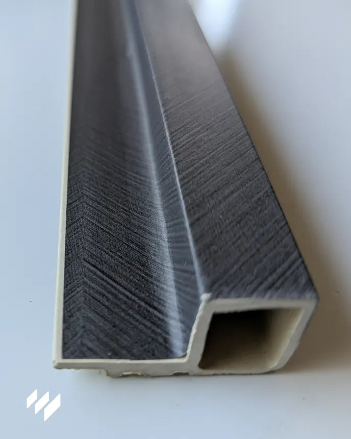 Perfil de inicio WPC Linnea color gris carbón espiga visto desde el frente – revestimientos pared Revestimientos Pared