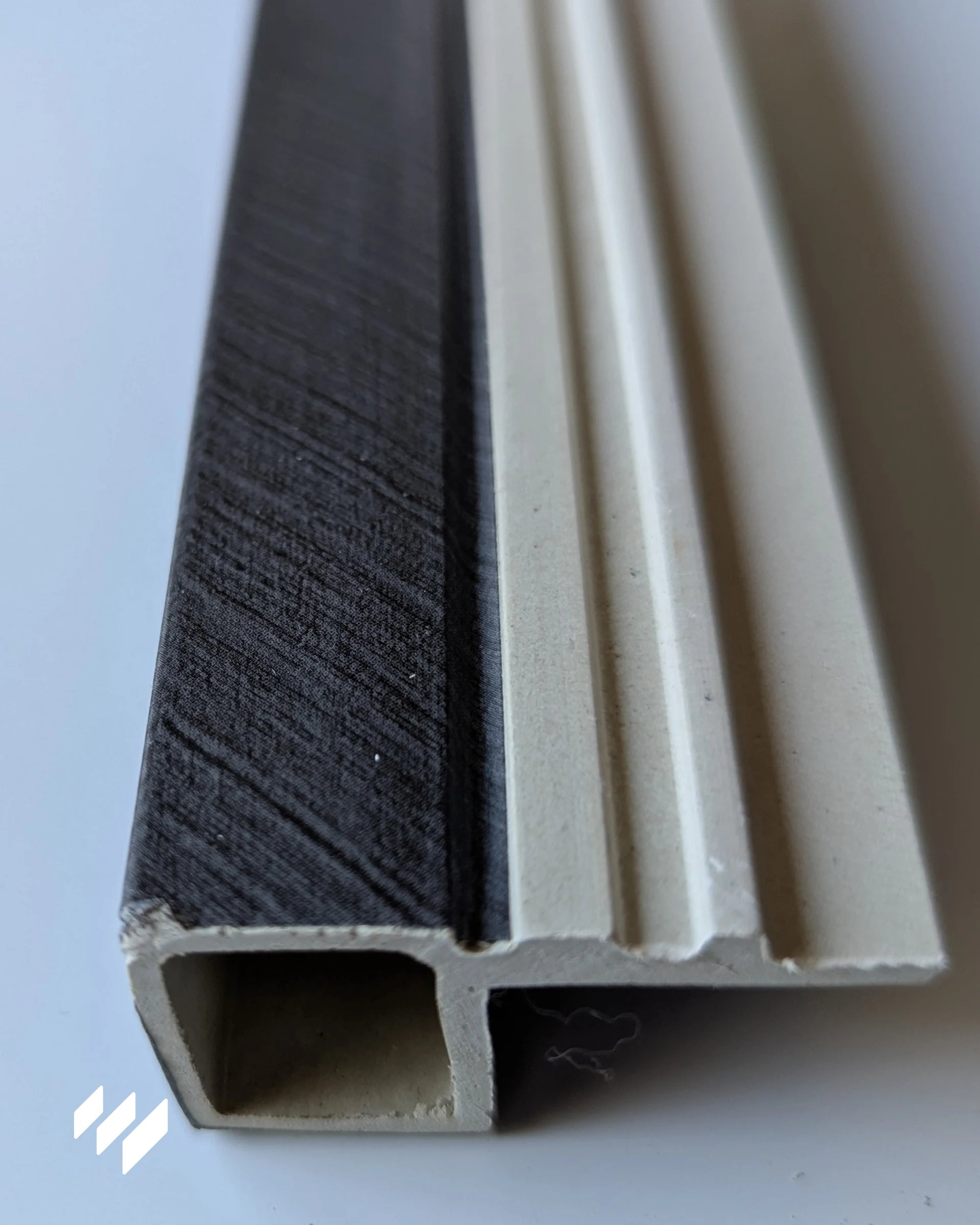 Parte trasera del perfil de inicio WPC Linnea gris carbón espiga para paneles de listones – Revestimientos Pared