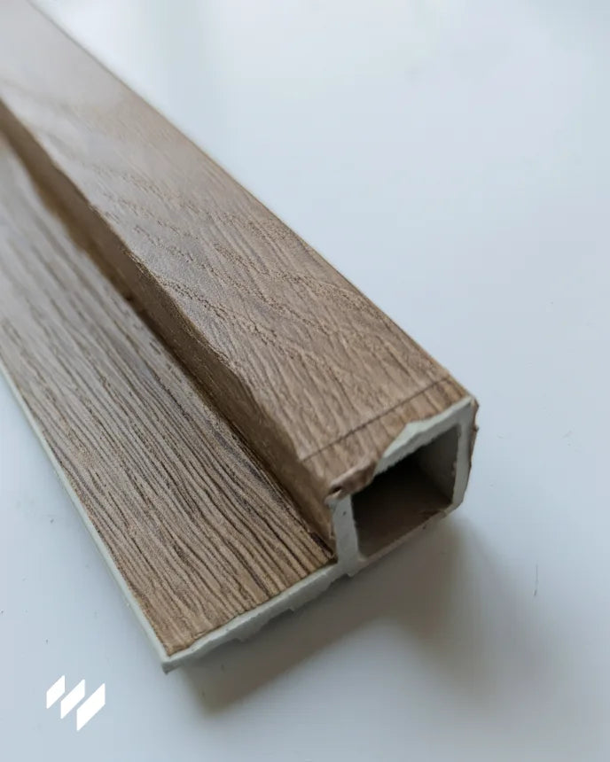 Perfil de inicio WPC Linnea Roble Miel para revestimientos de pared, detalle frontal – Revestimientos Pared