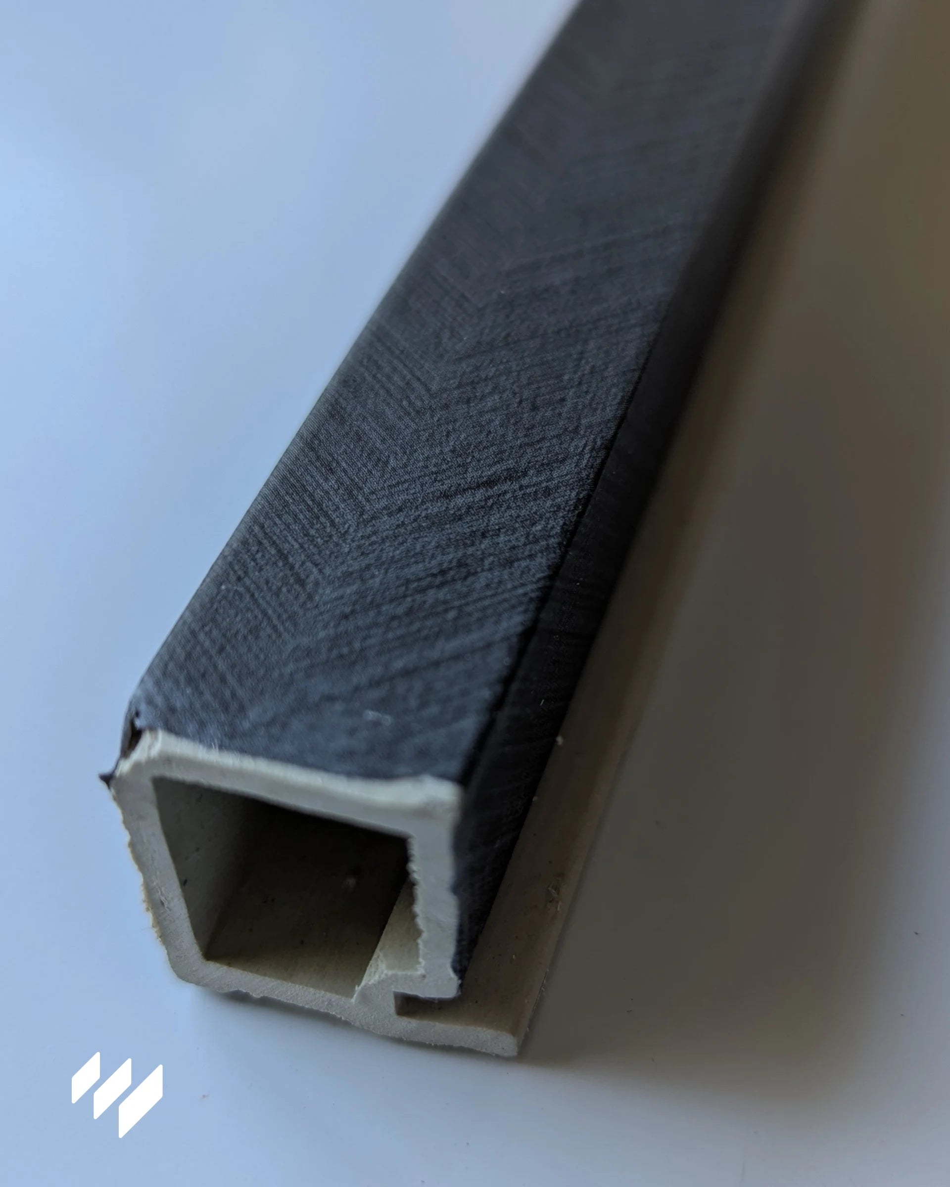 Perfil de remate final WPC Linnea color gris carbón espiga visto desde el frente – revestimientos pared Revestimientos Pared