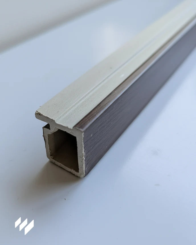 Vista trasera del perfil de remate final WPC Linnea Nogal Oscuro – pieza de terminación para paneles decorativos de Revestimientos Pared.