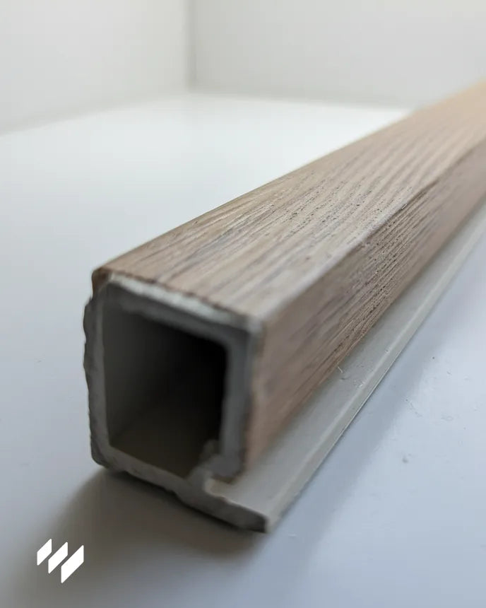 Perfil de remate final WPC Linnea Roble Miel para revestimientos de pared, detalle frontal – Revestimientos Pared