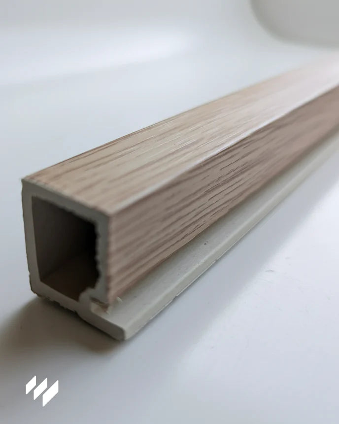 Perfil de remate final WPC Linnea en color roble nórdico mostrado en detalle frontal sobre fondo blanco – Revestimientos Pared