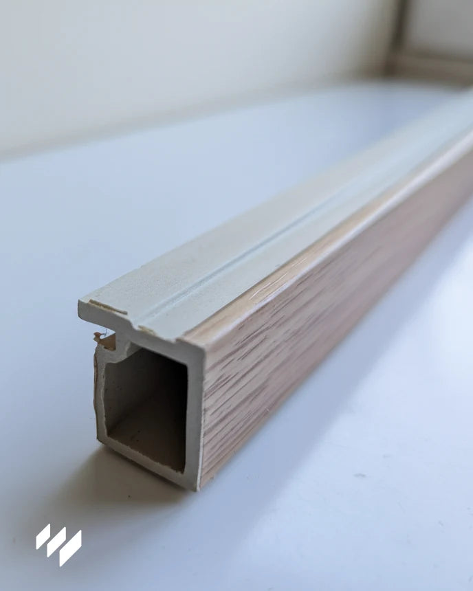 Perfil de remate final para paneles de listones WPC Linnea roble nórdico visto desde la parte superior – Revestimientos Pared