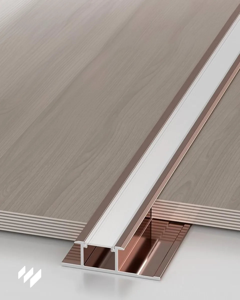 Perfil para tira LED de aluminio en acabado oro rosa brillante instalado entre paneles decorativos, imagen de revestimientos pared.