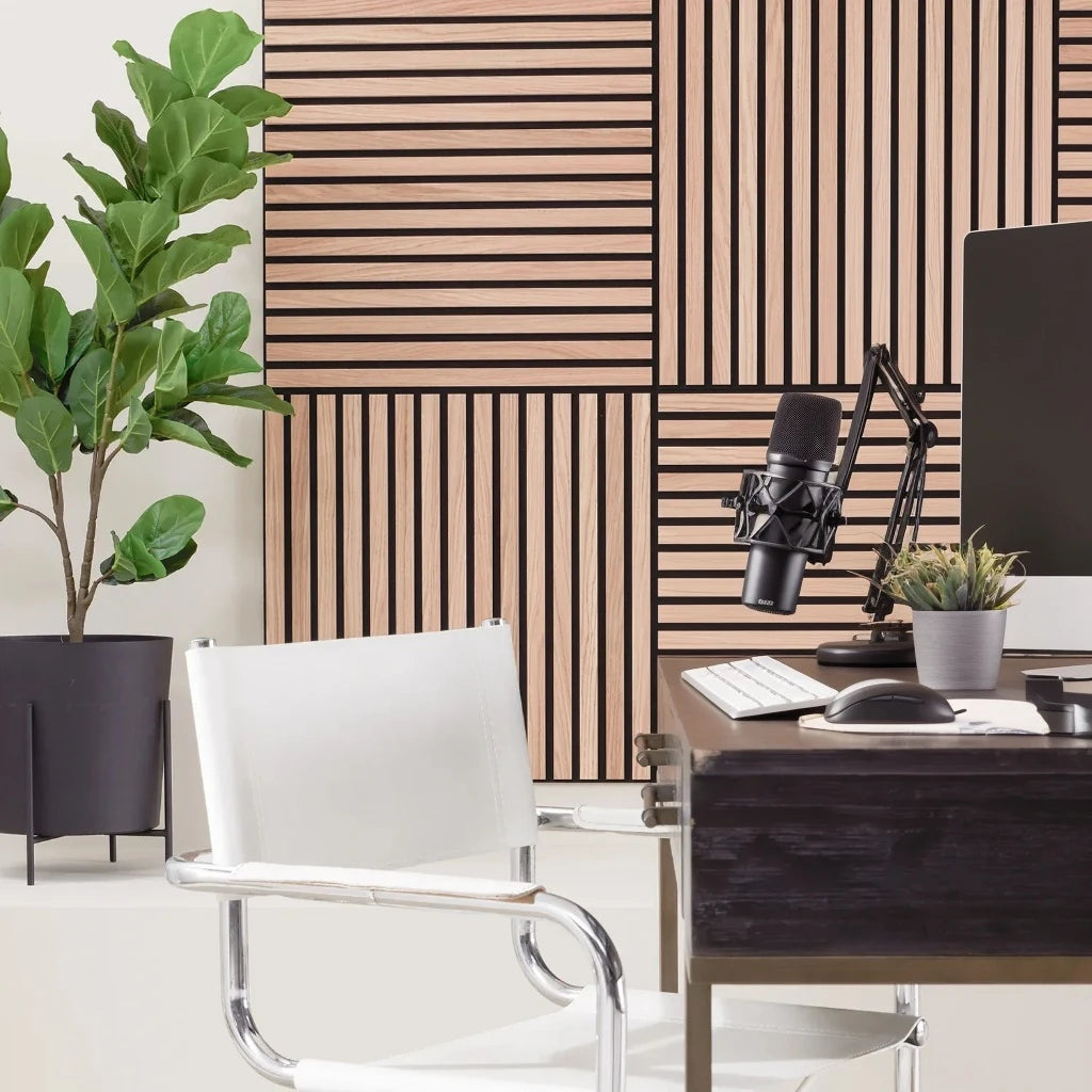 Panel acústico autoadhesivo en Roble Natural instalado en la pared de un home studio moderno, ideal para mejorar la acústica en espacios de trabajo o grabación.