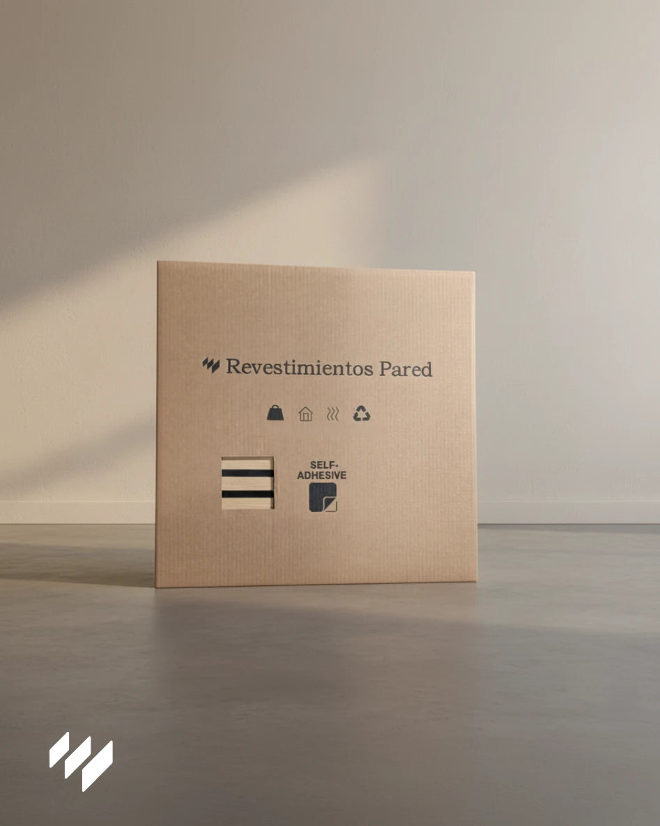Caja de embalaje de Revestimientos Pared con el logotipo y símbolos ecológicos, mostrando la etiqueta Self-Adhesive.