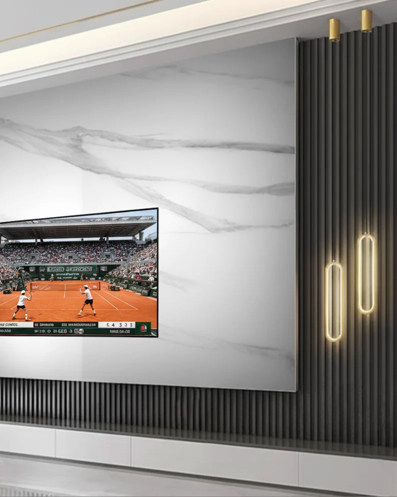 Paneles de listones WPC Gris Carbón Espiga junto a pared de mármol y televisor encendido con partido de tenis, iluminación moderna de Revestimientos Pared.