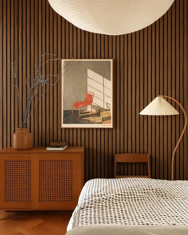 Diseño de dormitorio con Panel Acústico de Listones Serena de Revestimientos Pared, en un estilo cálido y natural, ofreciendo ideas para decoración de interiores con listones de madera.