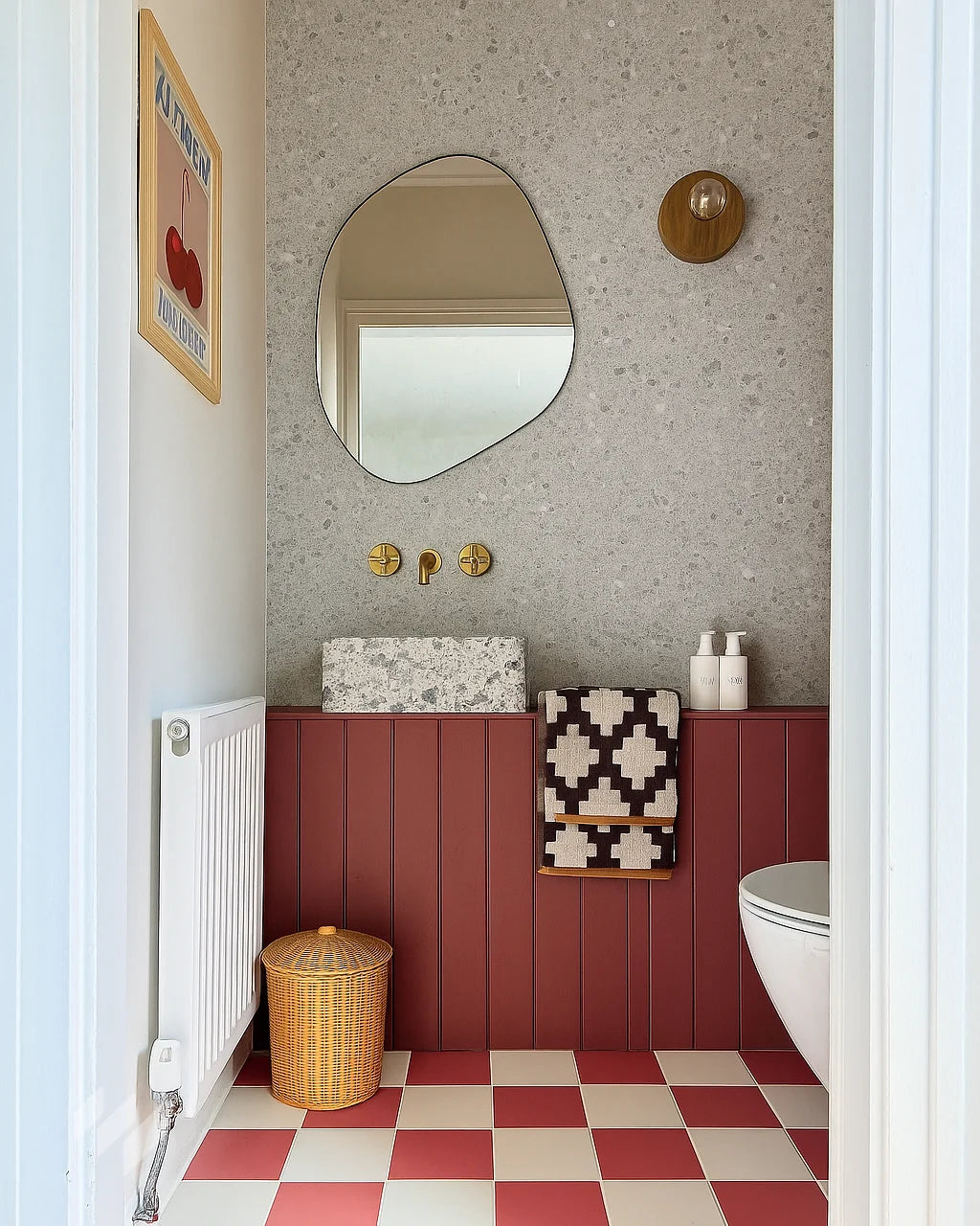 Inspiración de baño con Panel de Pared de Ducha SPC Efecto Terrazo Gris de Revestimientos Pared, en un diseño contemporáneo y acogedor, ofreciendo ideas para decoración y reforma de baños. Aseo en apartamento de L. M. García, Barcelona