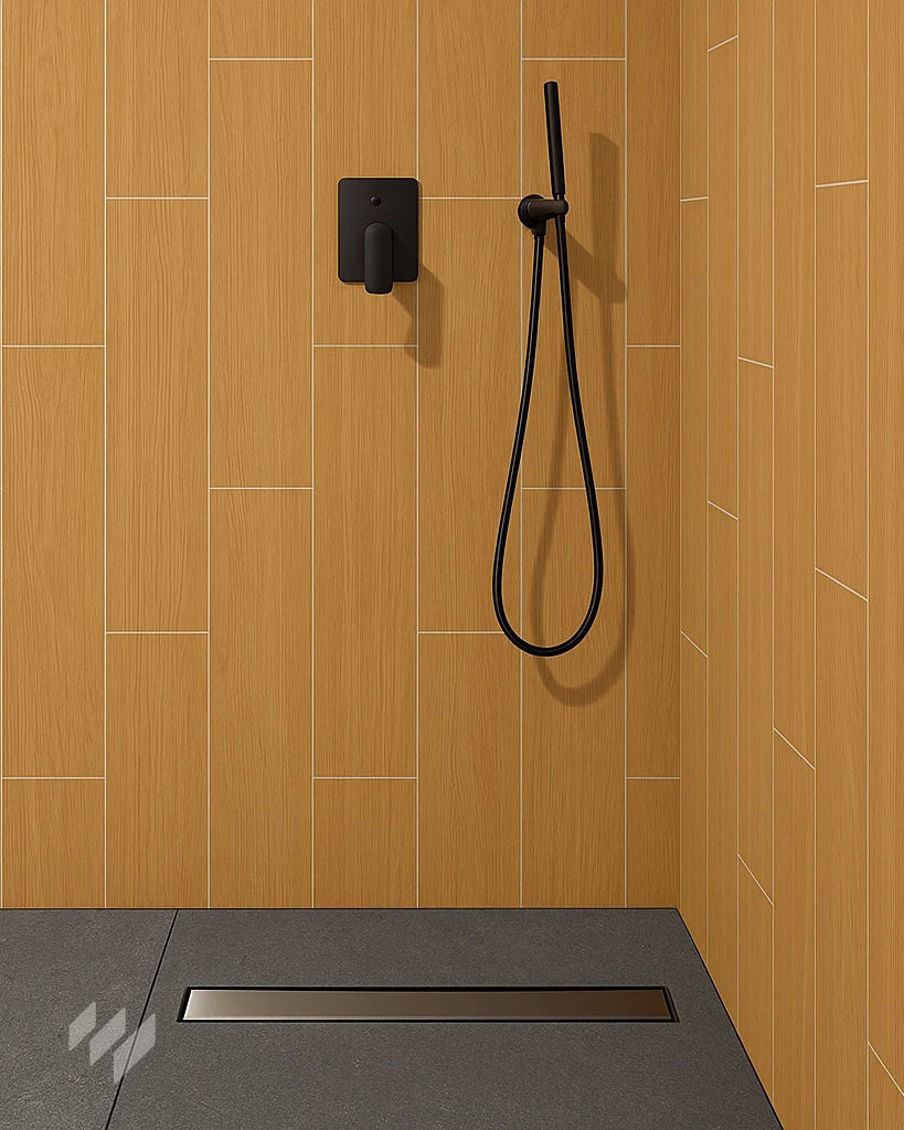 Mostrar instalación de baño con Panel SPC efecto madera cerámica de Revestimientos Pared, en un estilo minimalista y contemporáneo, ofreciendo ideas para espacios de baño sofisticados y prácticos.