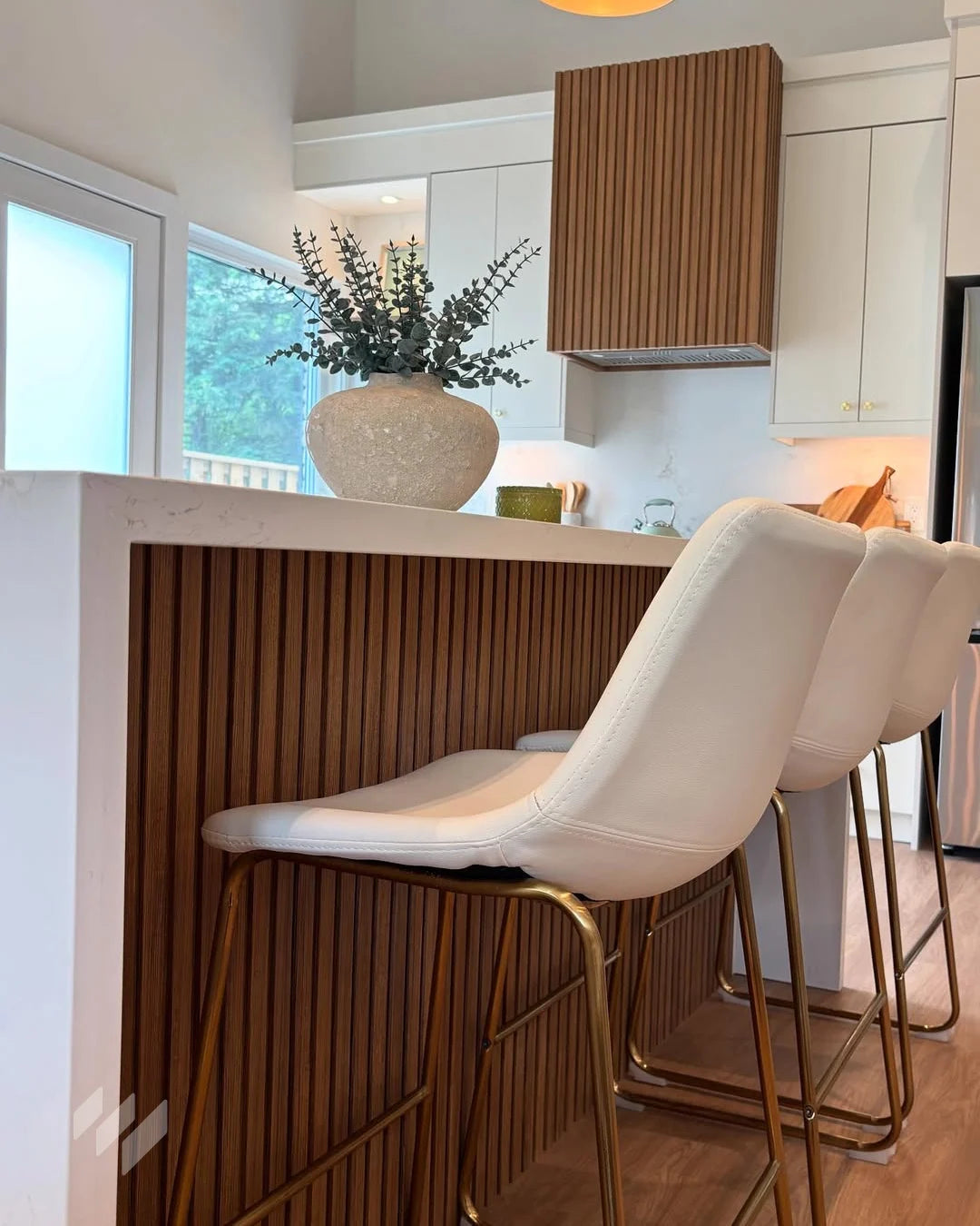 Inspiración de cocina con Panel de Listones WPC nogal de Revestimientos Pared, en un diseño elegante y contemporáneo, ofreciendo ideas para decoración de interiores y zonas de barra en cocinas modernas. Cocina en chalet de S. V. Herrera, Zaragoza