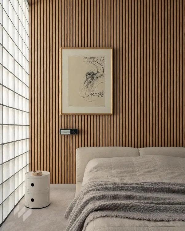 Inspiración de dormitorio con Panel Acústico de Listones Roble Natural de Revestimientos Pared, en un diseño moderno y minimalista, ofreciendo ideas para decoración de interiores cálida y acogedora. Dormitorio en piso moderno de Laura G., Barcelona