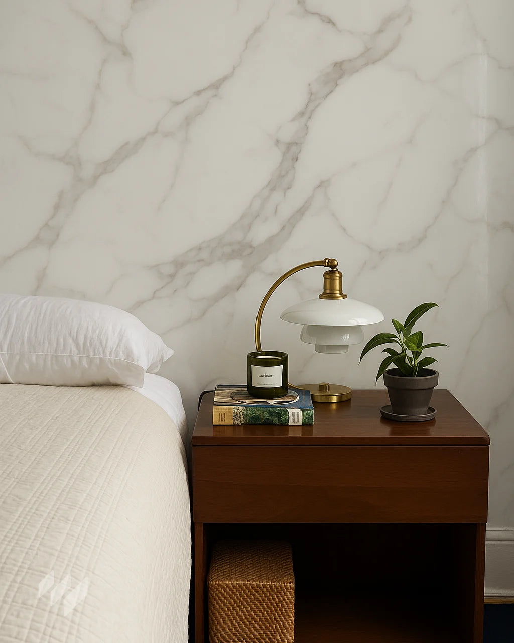 Inspiración de dormitorio con Panel WPC Alto Brillo efecto Mármol Calacatta Blanco de Revestimientos Pared, en un estilo moderno y acogedor, ofreciendo ideas para decoración de dormitorios con acabado de lujo.