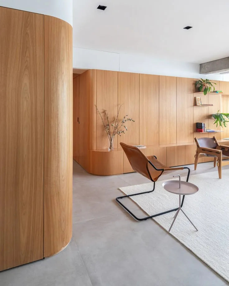 Interior minimalista con Revestimiento Panel WPC Efecto Madera de Revestimientos Pared, en un estilo cálido y sofisticado, ofreciendo ideas para decoración de salones modernos.