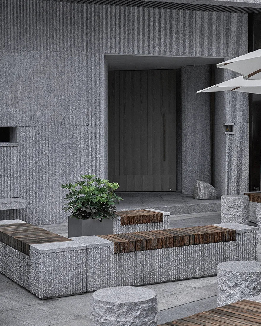 Fachada contemporánea con Panel decorativo de PU efecto Flowing Stone 3D de Revestimientos Pared, en un ambiente moderno y resistente, ofreciendo ideas para revestimientos exteriores duraderos.