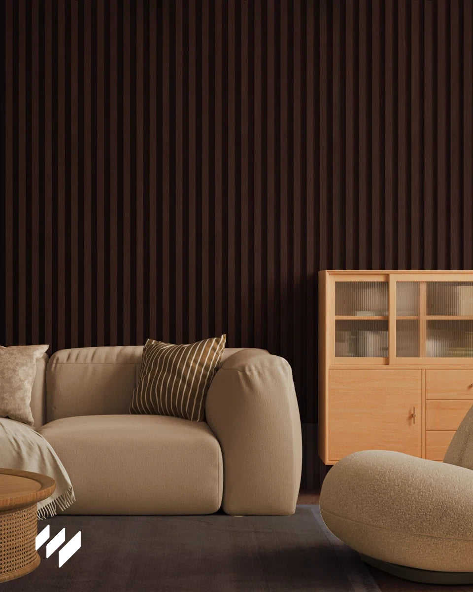 Salón acogedor con pared de listones 3D WPC Nogal Oscuro de Revestimientos Pared, sofá beige y mueble de madera clara, estilo contemporáneo y cálido.