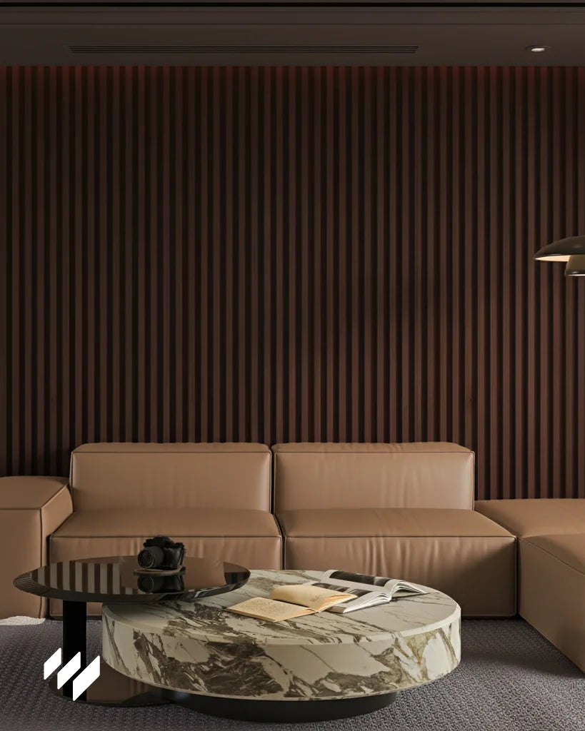 Salón minimalista con pared de listones 3D WPC Nogal Oscuro de Revestimientos Pared, sofá de cuero marrón y mesa de centro de mármol contemporánea.