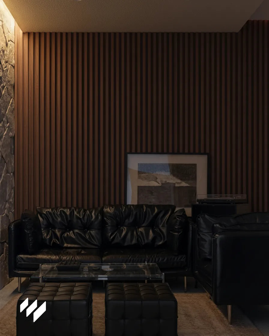 Salón moderno con pared revestida con paneles listonados 3D WPC Nogal Oscuro de Revestimientos Pared, combinados con sofá de cuero negro y pared de piedra lateral.