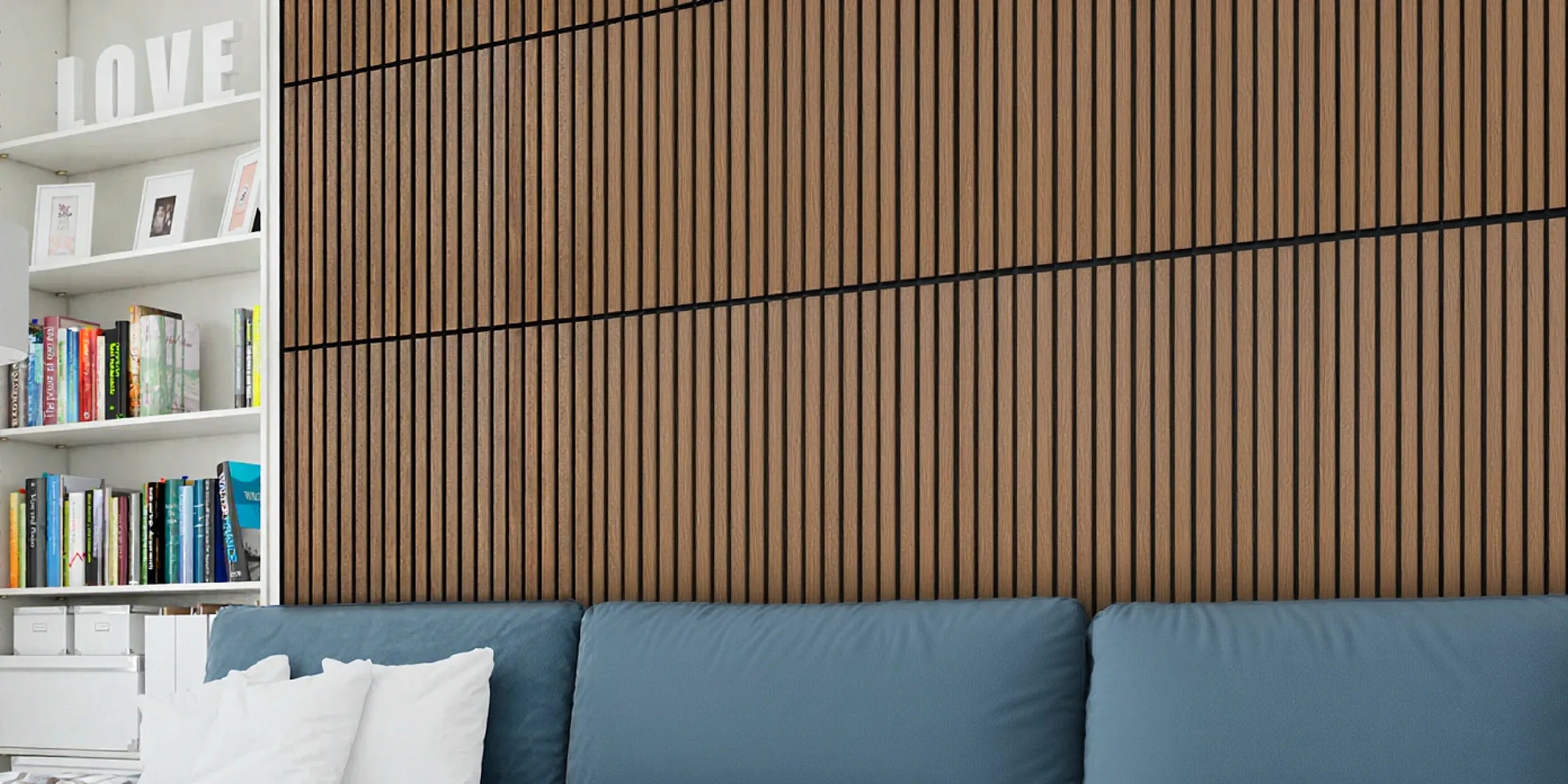 Mismo salón con la pared revestida con listones 3D autoadhesivos en tono Roble Ahumado (Revestimiento de Pared 3D Palillería Acústica cuadrado), creando un efecto cálido y moderno tras la instalación. PC view