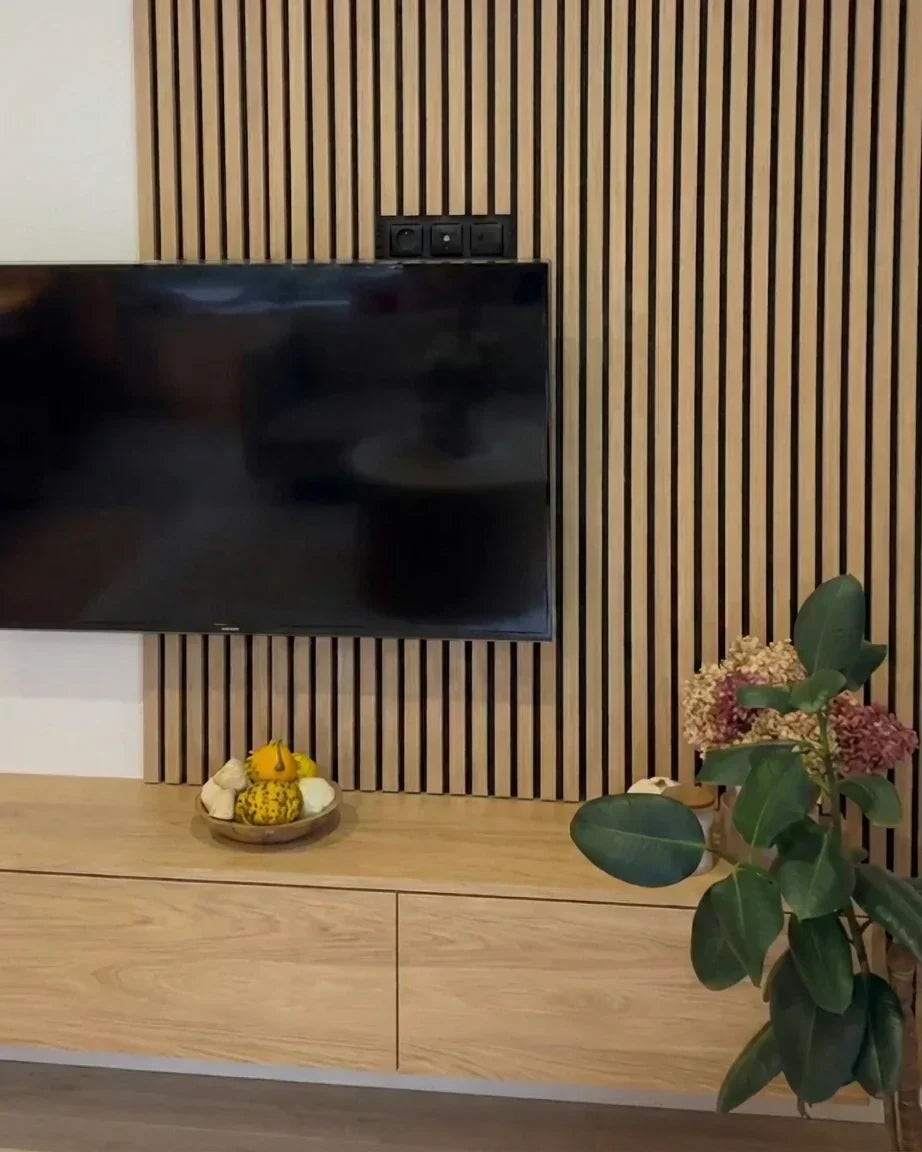 Zona de TV en salón abierto: panel acústico de listones para ganar confort