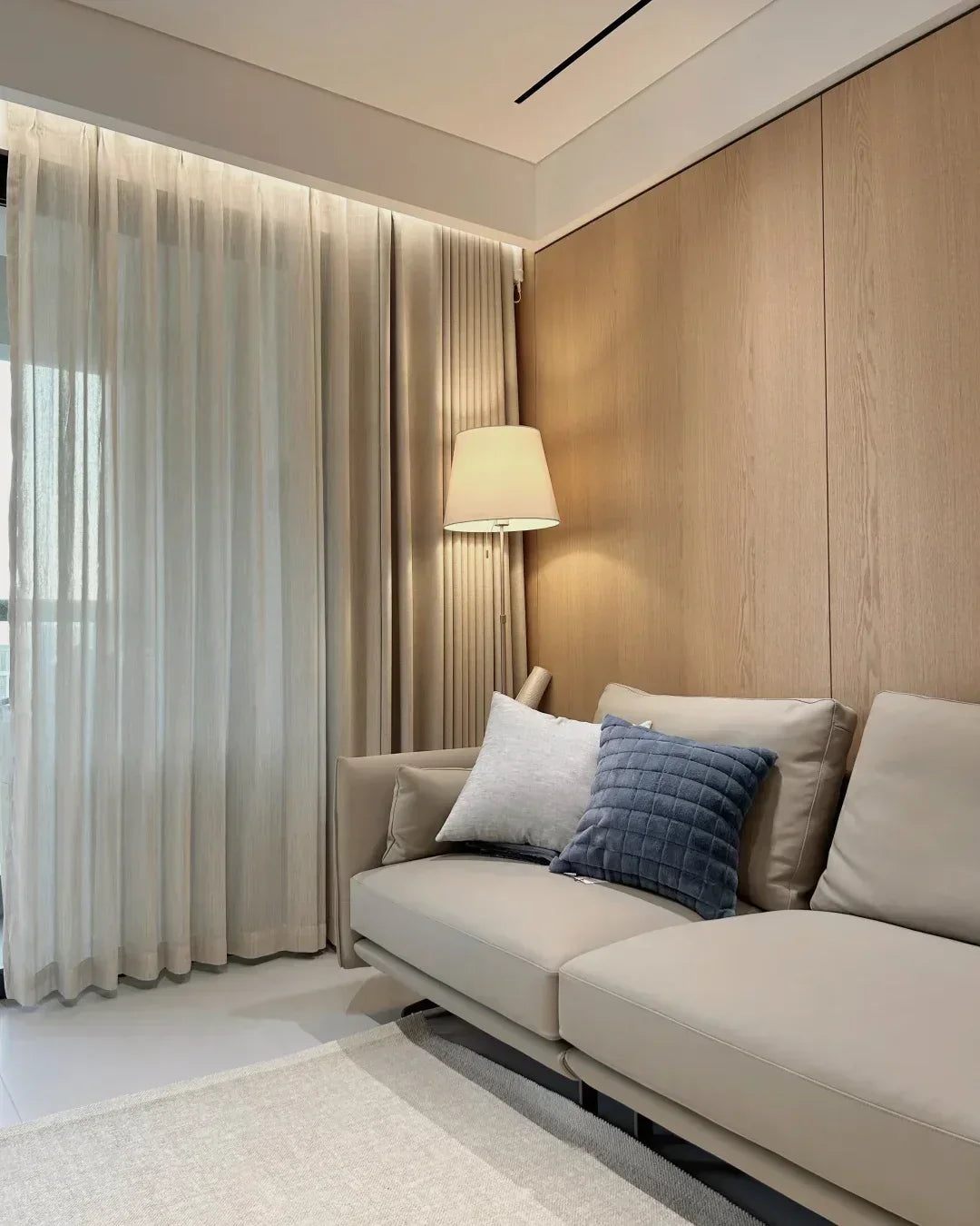 Antes y después: un salón Japandi en Chamberí con pared efecto roble y mármol