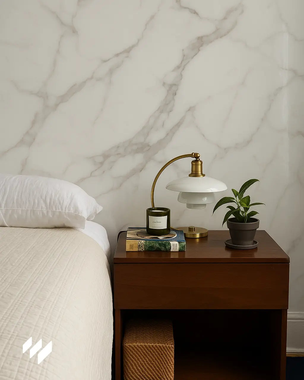 Dormitorio acogedor con cabecera revestida con Panel WPC Alto Brillo efecto mármol Calacatta Blanco de Revestimientos Pared