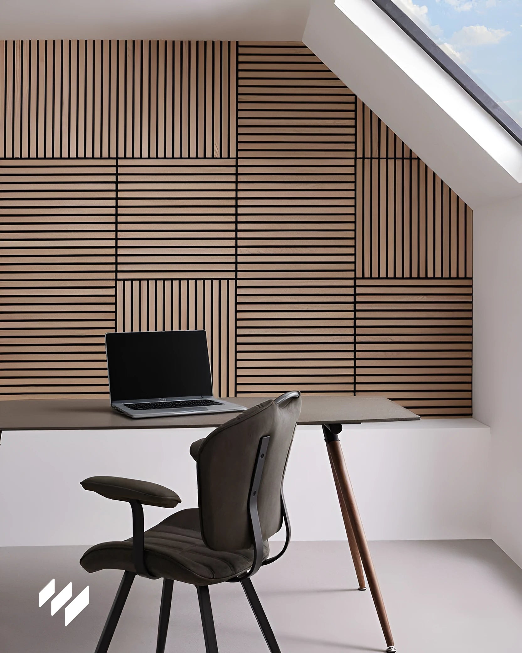 Oficina minimalista con pared inclinada revestida con paneles acústicos de listones 60x60cm en roble natural, con diseño modular de orientación mixta para efecto decorativo y funcional.