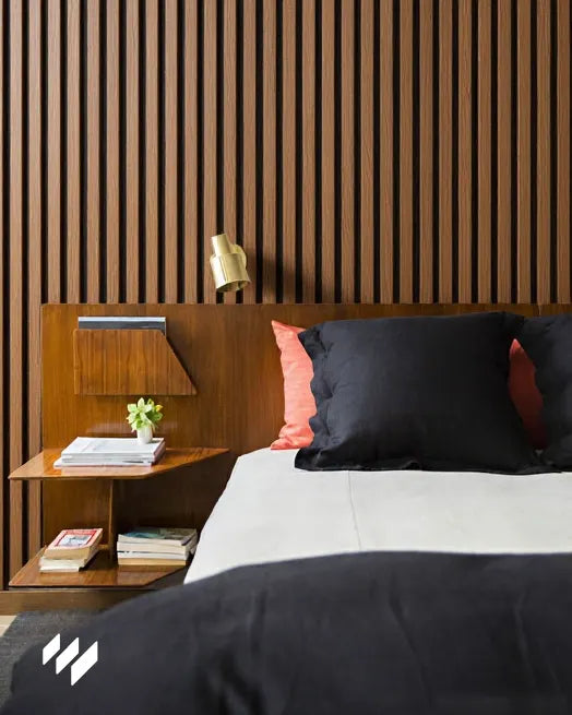 Cabecero y pared revestida con paneles Roble Ahumado de Revestimientos Pared en dormitorio moderno y acogedor