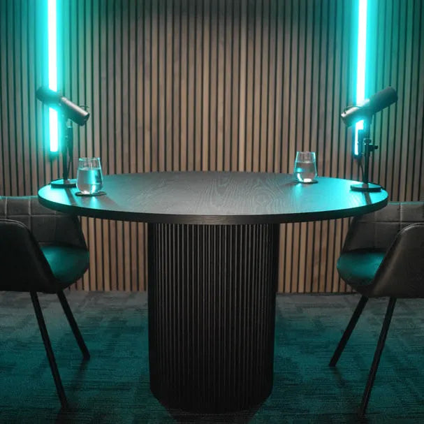 Estudio de podcast con revestimiento de pared 3D Palillería Acústica en color Roble Ahumado de Revestimientos Pared, que aporta elegancia y absorción acústica al ambiente profesional.