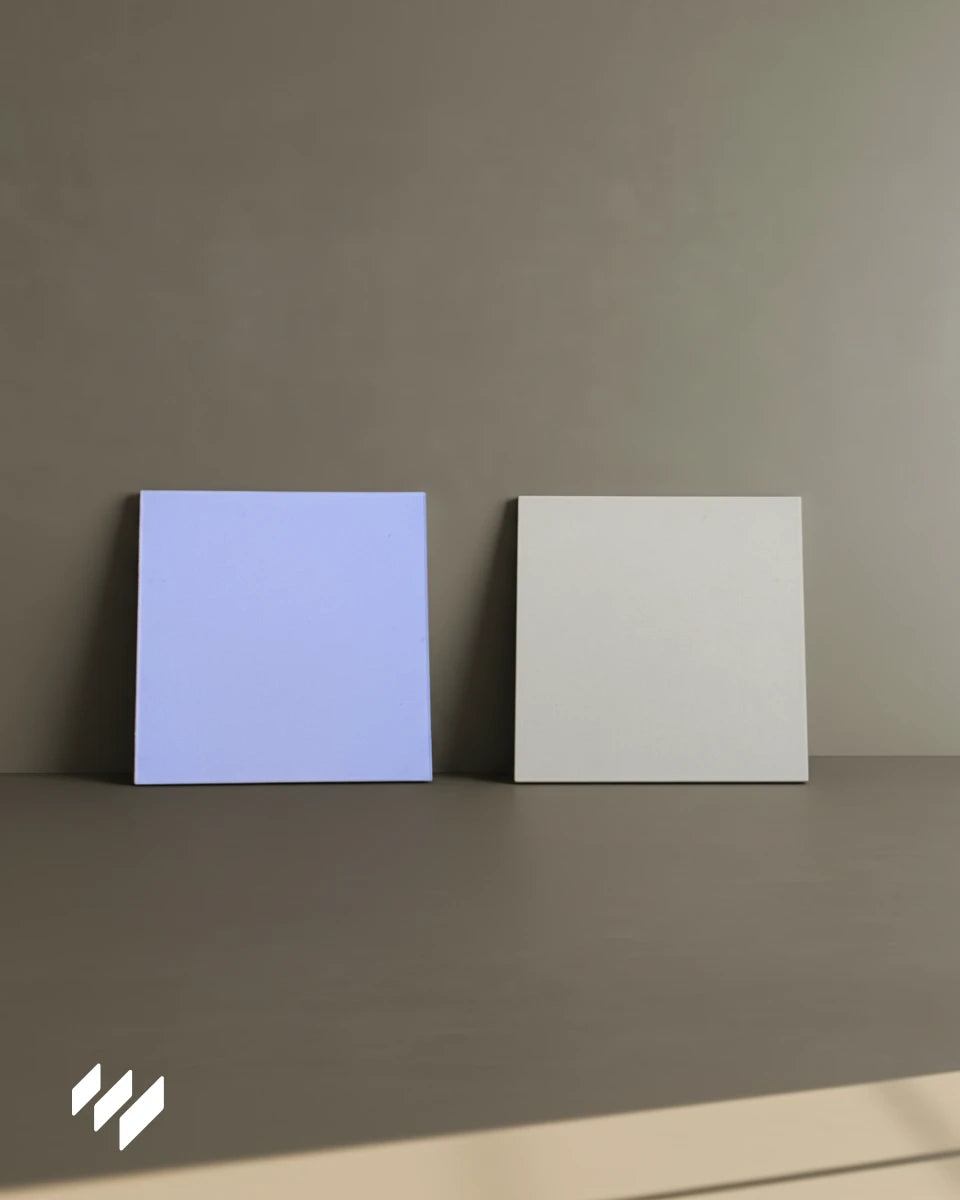 Vista frontal y reverso de la espuma acústica blanca cuadrada de 50x50 cm, mostrando la textura visible en la cara frontal y la superficie lisa del reverso.