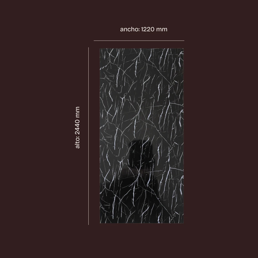 Panel decorativo WPC Mármol Negro Marquina de Revestimientos Pared, dimensiones 2440 x 1220 mm con vetas blancos sobre fondo negro.