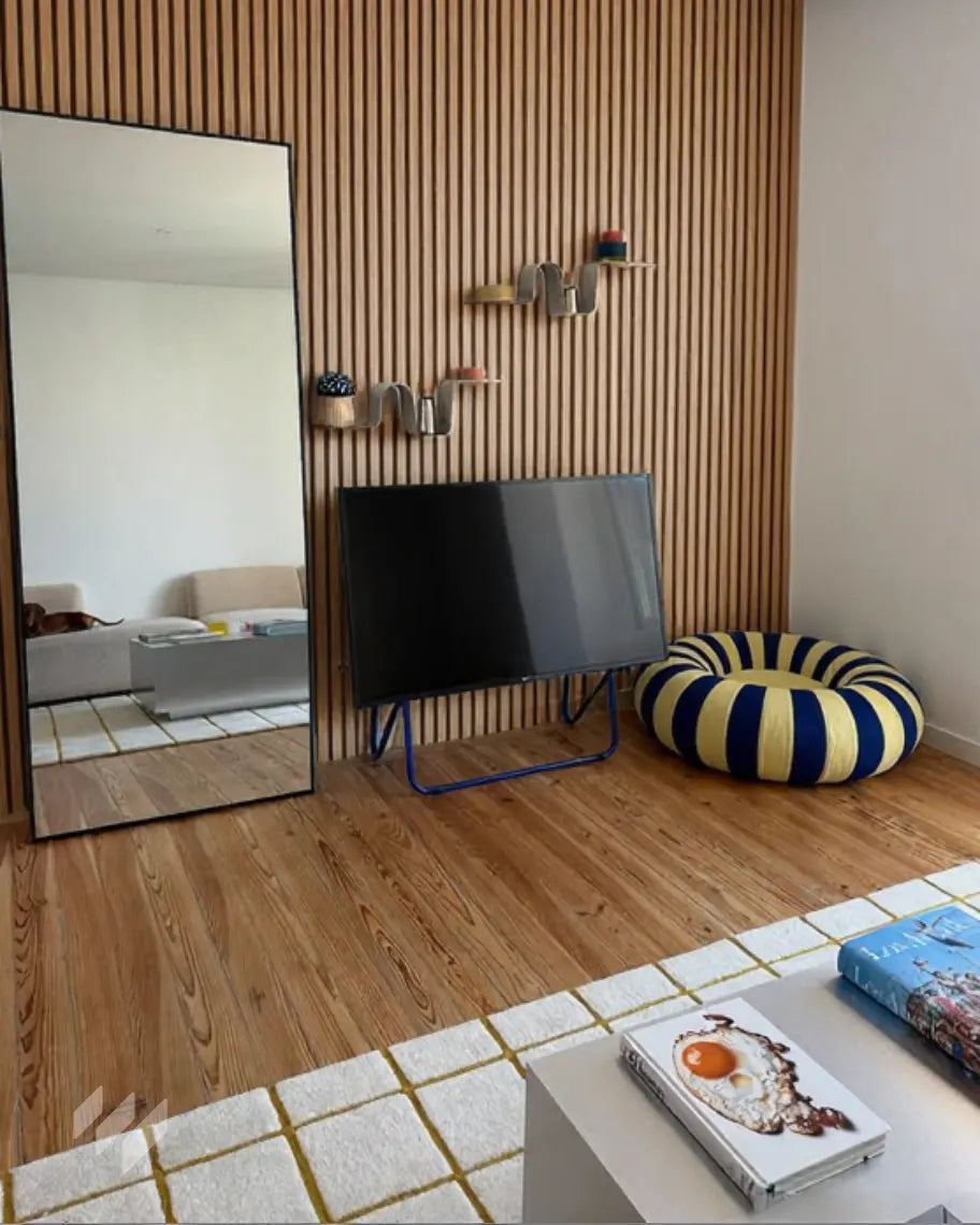 Salón moderno con Panel Acústico de Listones Roble Natural de revestimientos pared, inspirado en ideas de interiorismo cálido y contemporáneo. Salón funcional en apartamento de J. Martínez, Valencia