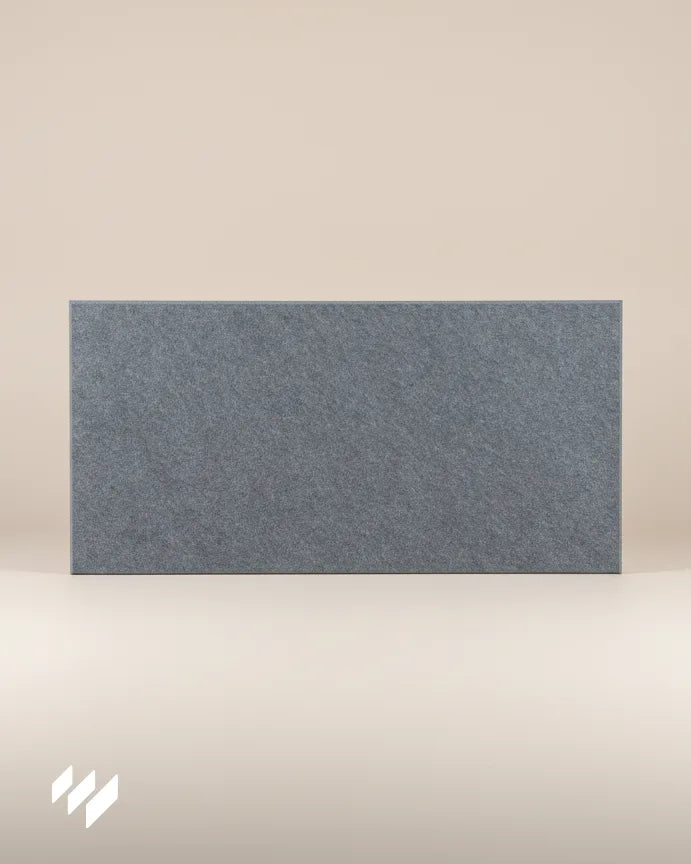 Vista frontal del panel insonorizante autoadhesivo de poliéster en color gris, con fondo neutro de estudio y acabado textil mate.