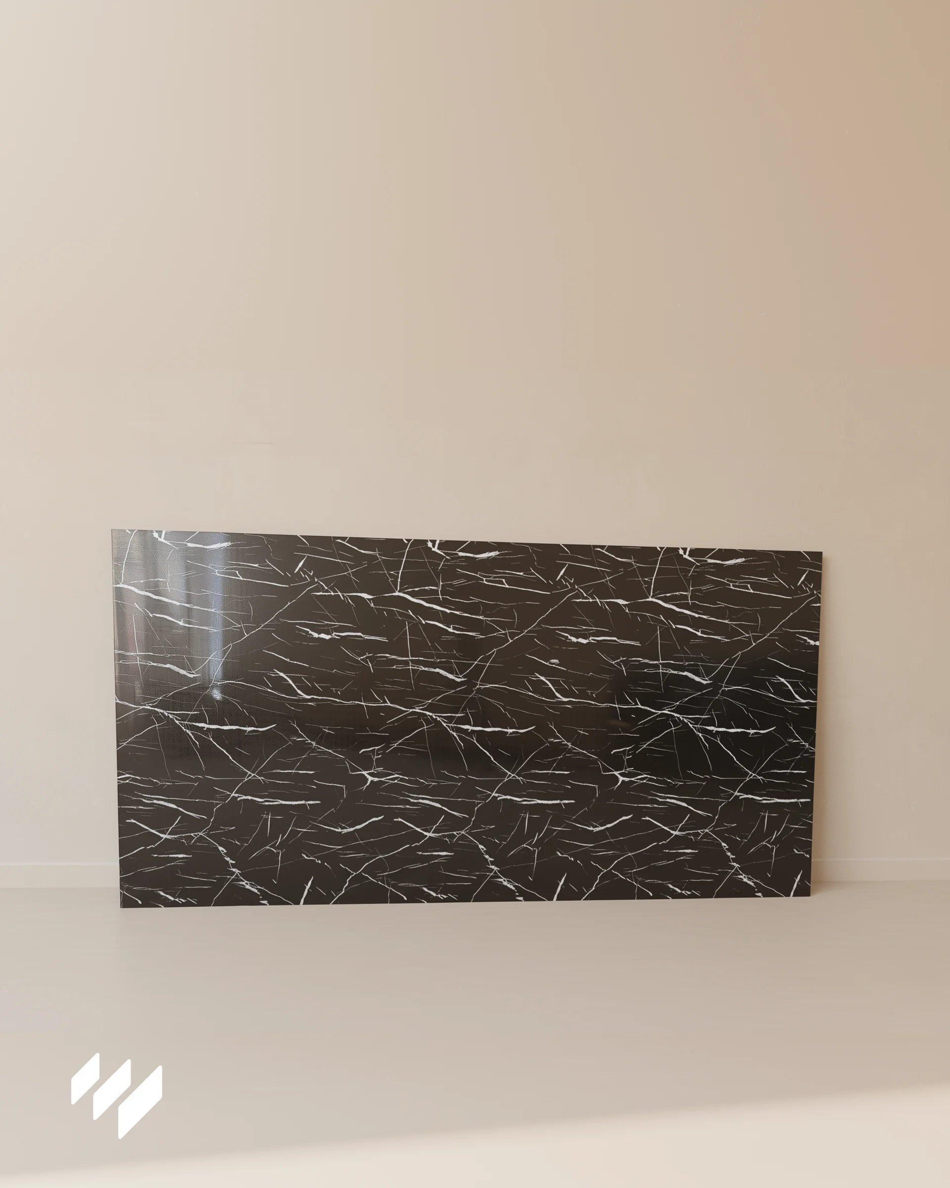 Panel WPC Alto Brillo efecto Mármol Negro Marquina de Revestimientos Pared apoyado en una pared neutra, mostrando su brillo y vetas blancas distintivas.