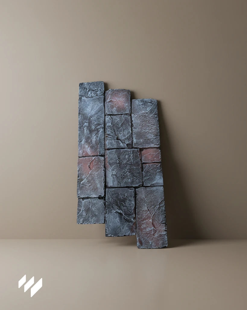 Panel Decorativo PU Efecto Piedra Volcánica Rústica Color Lava de Revestimientos Pared apoyado sobre pared beige, destacando relieve y tonos oscuros.