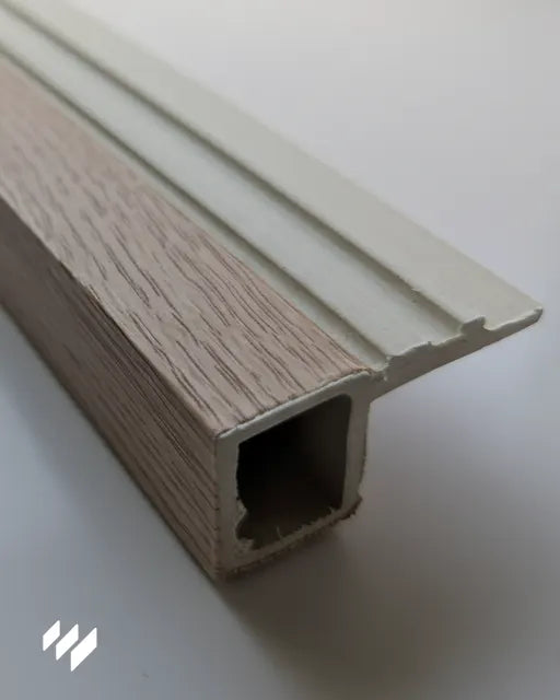 Detalle del perfil de inicio WPC Roble Nórdico Linnea mostrando su parte superior y textura de madera, imagen de producto de Revestimientos Pared.