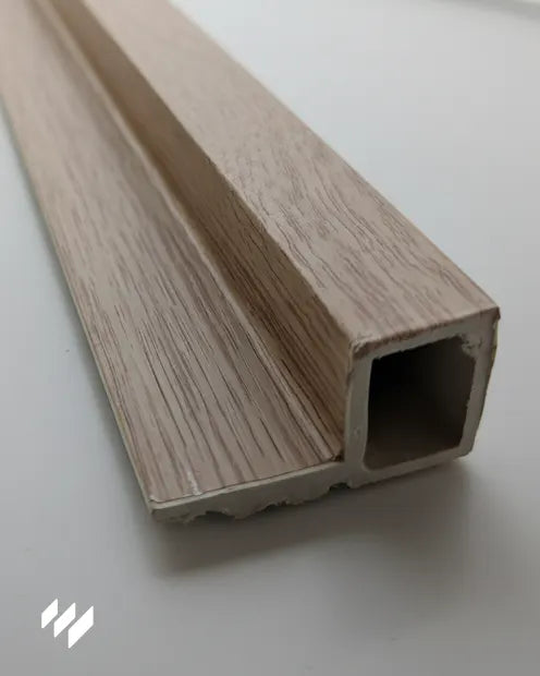 Perfil de inicio WPC color Roble Nórdico para paneles de listones Linnea, fotografía de producto de Revestimientos Pared sobre fondo blanco.