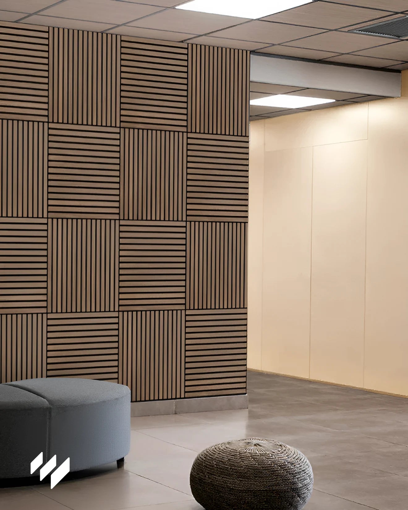 Espacio de recepción contemporáneo con revestimiento acústico autoadhesivo cuadrado en Roble Ahumado, instalado en patrón alternado vertical-horizontal para un efecto visual dinámico.