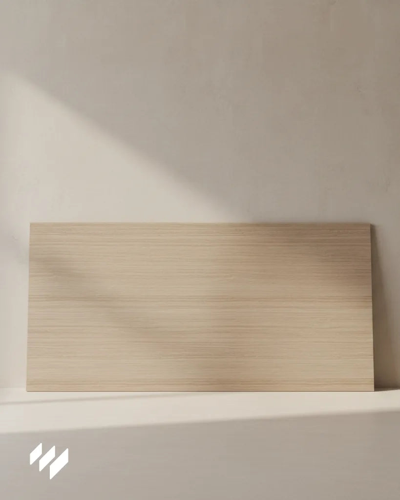 Revestimiento Panel WPC Efecto Madera Roble Natura, fotografiado en ambiente minimalista y luminoso con luz natural suave.