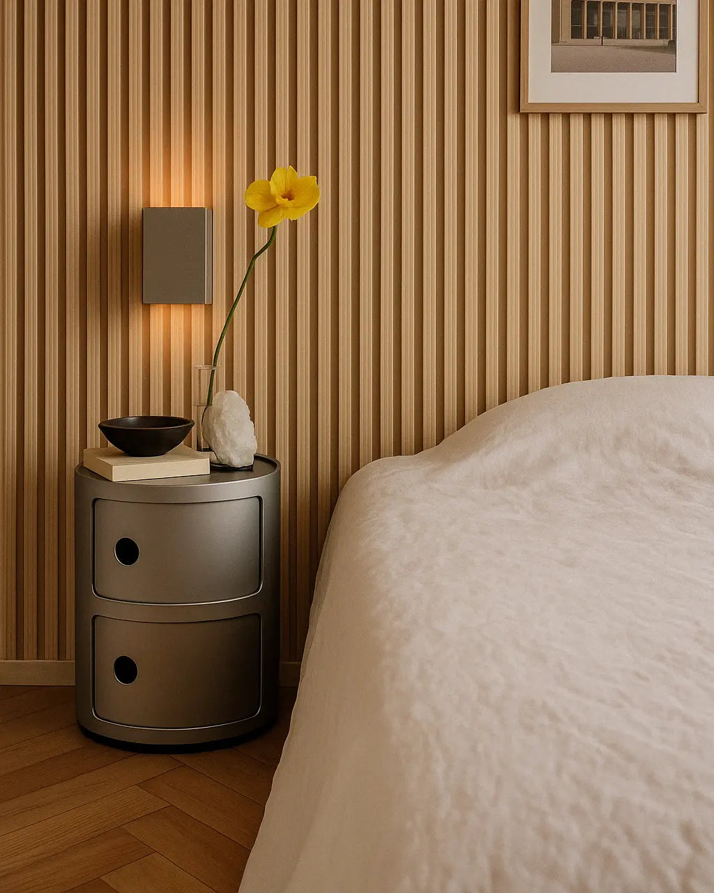 Hay Panel decorativos de Listones 3D WPC en la pared del dormitorio de estilo mediterránea.